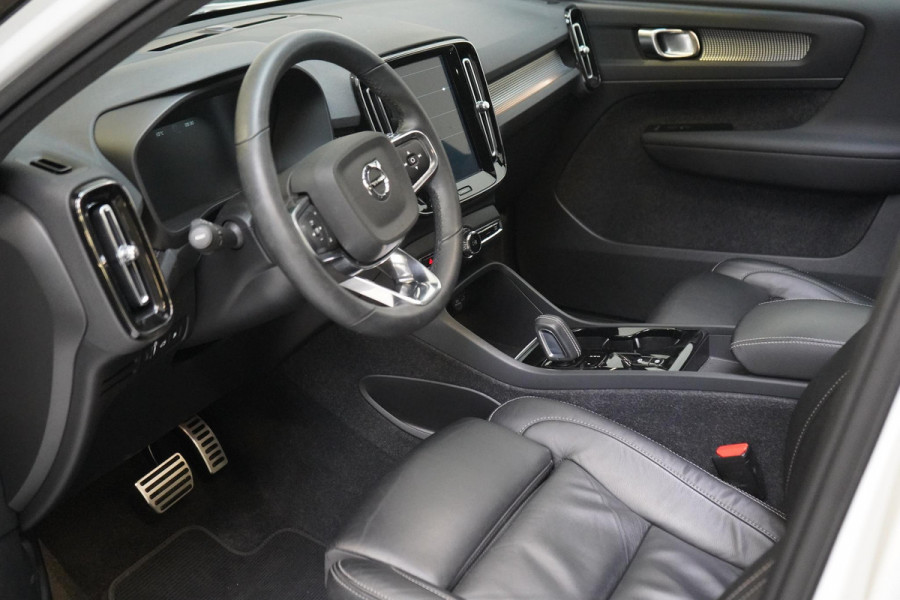 Volvo XC40 1.5 T4 Recharge R-Design | Leder | Panoramadak | Trekhaak | Camera | Lm velgen