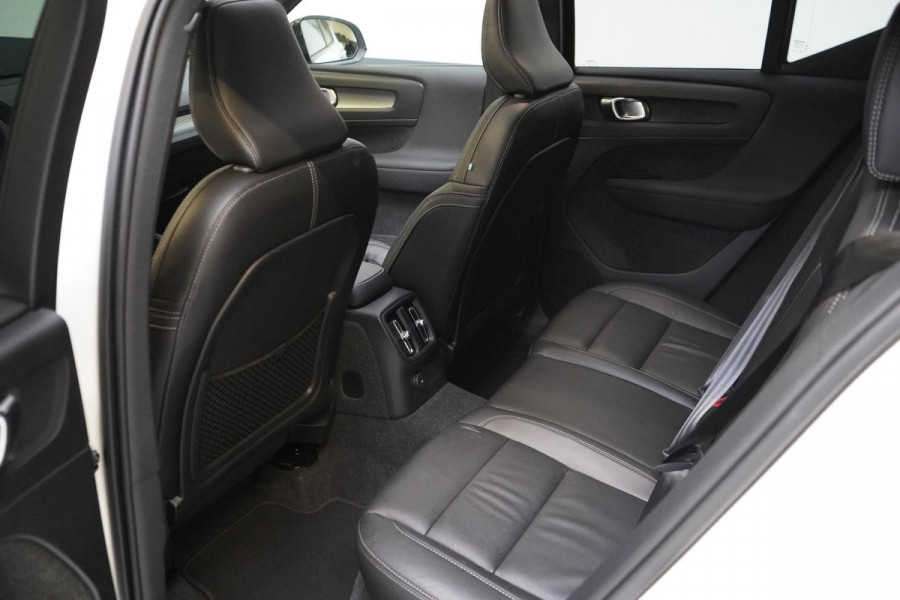 Volvo XC40 1.5 T4 Recharge R-Design | Leder | Panoramadak | Trekhaak | Camera | Lm velgen