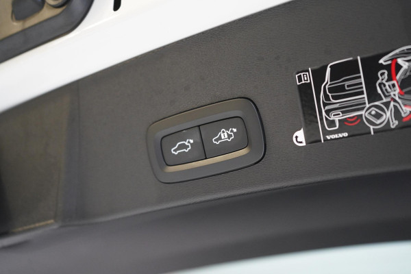 Volvo XC40 1.5 T4 Recharge R-Design | Leder | Panoramadak | Trekhaak | Camera | Lm velgen