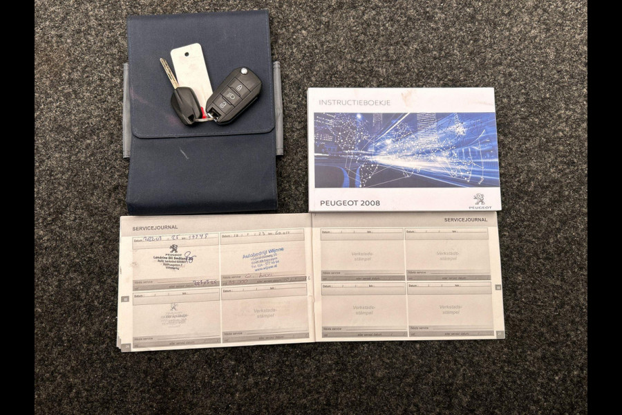 Peugeot 2008 1.2 PureTech Allure | Trekhaak | Stoelverwarming Panorama Dak Climate / Cruise control Carplay Lichtmetaal