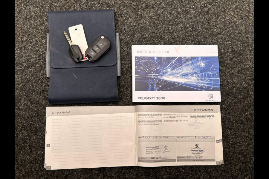 Peugeot 2008 1.2 PureTech Allure | Trekhaak | Stoelverwarming Panorama Dak Climate / Cruise control Carplay Lichtmetaal