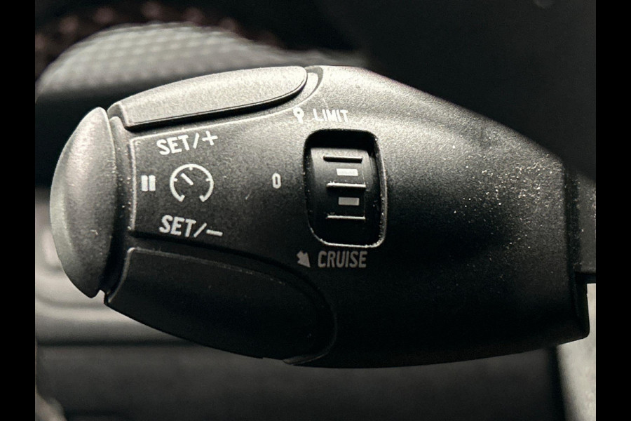 Peugeot 2008 1.2 PureTech Allure | Trekhaak | Stoelverwarming Panorama Dak Climate / Cruise control Carplay Lichtmetaal