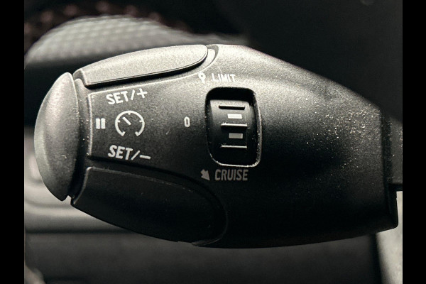 Peugeot 2008 1.2 PureTech Allure | Trekhaak | Stoelverwarming Panorama Dak Climate / Cruise control Carplay Lichtmetaal