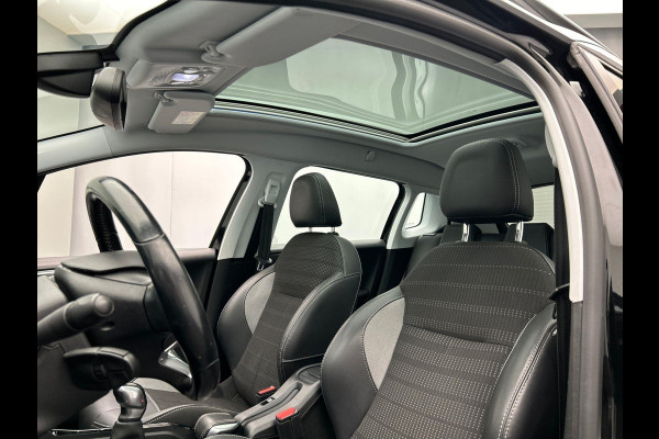 Peugeot 2008 1.2 PureTech Allure | Trekhaak | Stoelverwarming Panorama Dak Climate / Cruise control Carplay Lichtmetaal