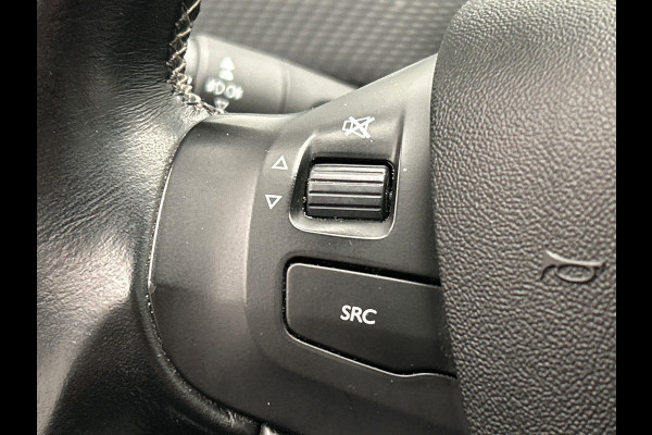 Peugeot 2008 1.2 PureTech Allure | Trekhaak | Stoelverwarming Panorama Dak Climate / Cruise control Carplay Lichtmetaal