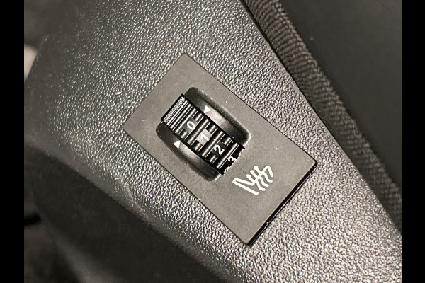Peugeot 2008 1.2 PureTech Allure | Trekhaak | Stoelverwarming Panorama Dak Climate / Cruise control Carplay Lichtmetaal