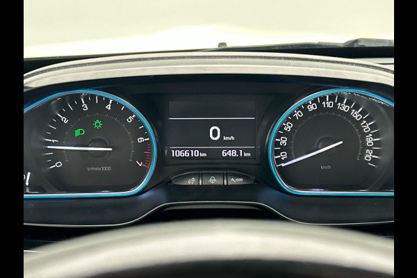 Peugeot 2008 1.2 PureTech Allure | Trekhaak | Stoelverwarming Panorama Dak Climate / Cruise control Carplay Lichtmetaal