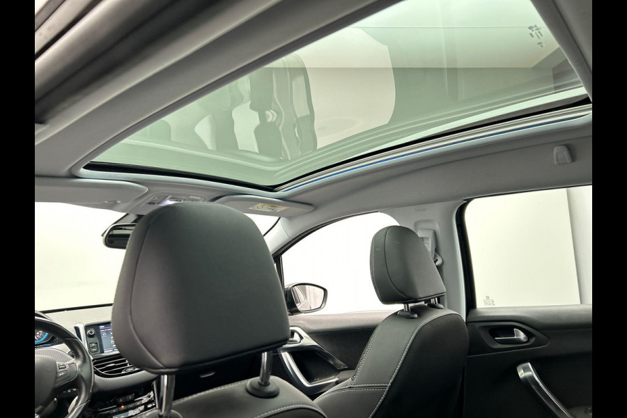 Peugeot 2008 1.2 PureTech Allure | Trekhaak | Stoelverwarming Panorama Dak Climate / Cruise control Carplay Lichtmetaal