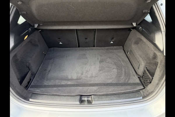 Mercedes-Benz B-klasse 180 Launch Edition Automaat / Parkeersensoren V-A / Cruise Control / Camera / Multimedia / 17'' LM / Navi