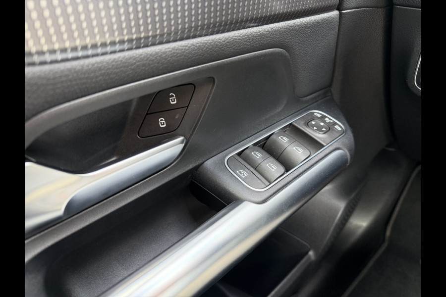 Mercedes-Benz B-klasse 180 Launch Edition Automaat / Parkeersensoren V-A / Cruise Control / Camera / Multimedia / 17'' LM / Navi