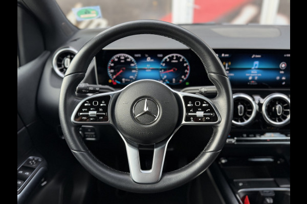 Mercedes-Benz B-klasse 180 Launch Edition Automaat / Parkeersensoren V-A / Cruise Control / Camera / Multimedia / 17'' LM / Navi
