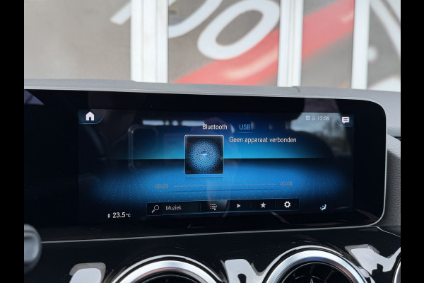 Mercedes-Benz B-klasse 180 Launch Edition Automaat / Parkeersensoren V-A / Cruise Control / Camera / Multimedia / 17'' LM / Navi