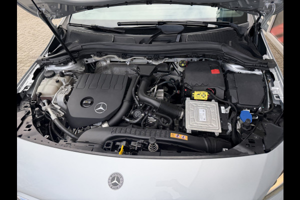 Mercedes-Benz B-klasse 180 Launch Edition Automaat / Parkeersensoren V-A / Cruise Control / Camera / Multimedia / 17'' LM / Navi