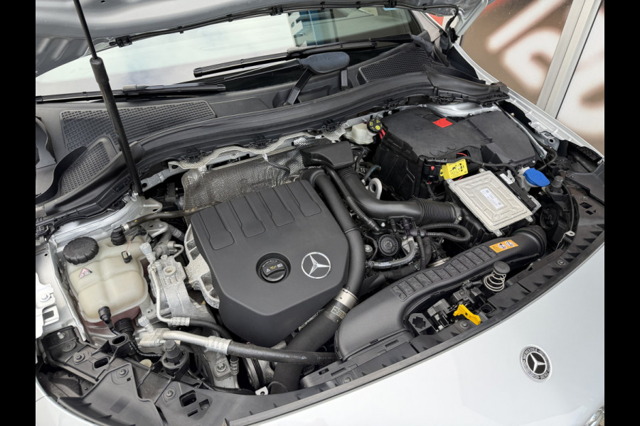 Mercedes-Benz B-klasse 180 Launch Edition Automaat / Parkeersensoren V-A / Cruise Control / Camera / Multimedia / 17'' LM / Navi