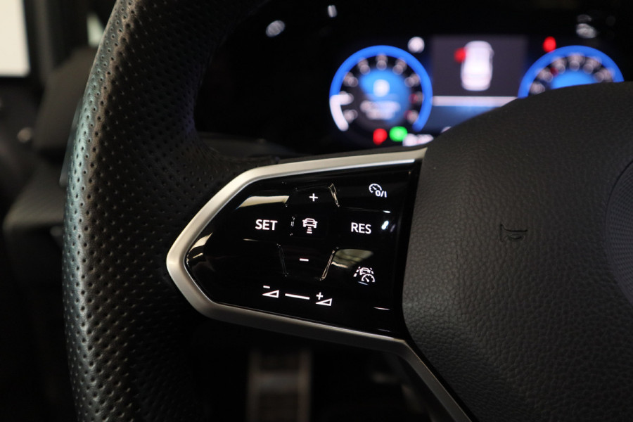 Volkswagen Golf 1.5 eTSI Style R-Line Panoramadak Trekhaak