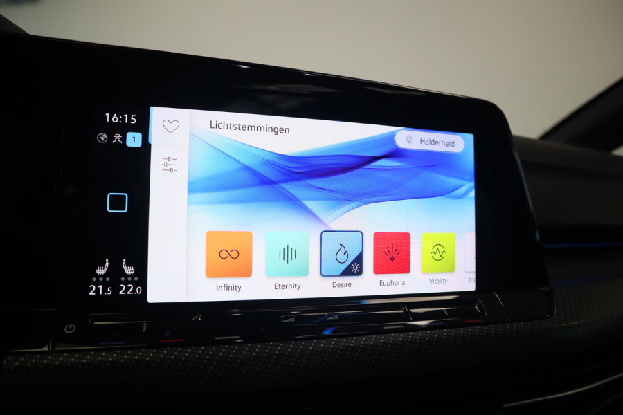 Volkswagen Golf 1.5 eTSI Style R-Line Panoramadak Trekhaak