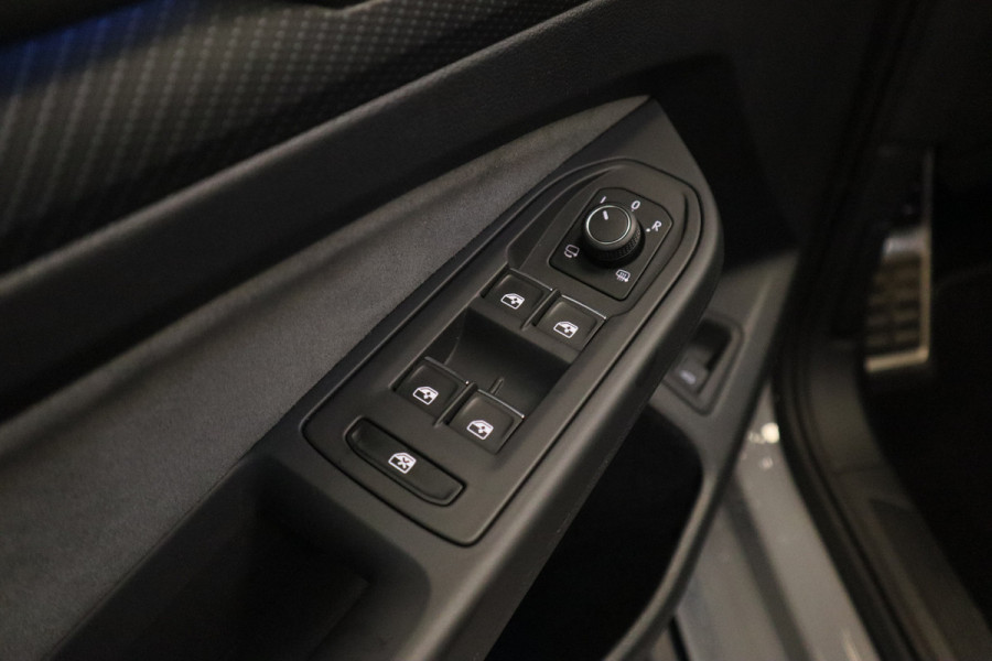 Volkswagen Golf 1.5 eTSI Style R-Line Panoramadak Trekhaak