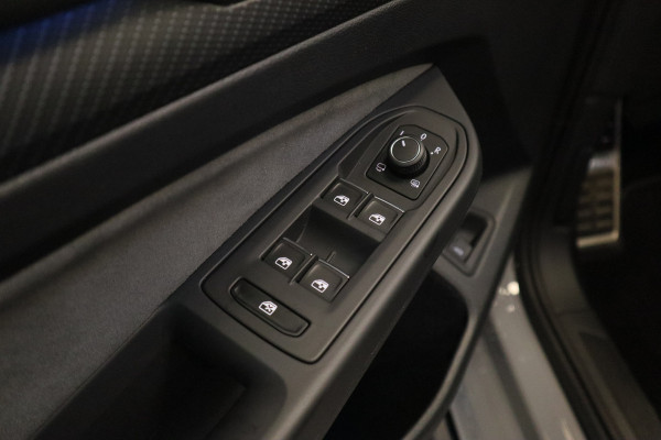 Volkswagen Golf 1.5 eTSI Style R-Line Panoramadak Trekhaak