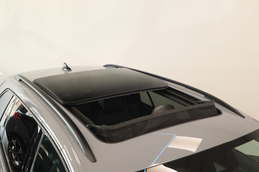 Volkswagen Golf 1.5 eTSI Style R-Line Panoramadak Trekhaak