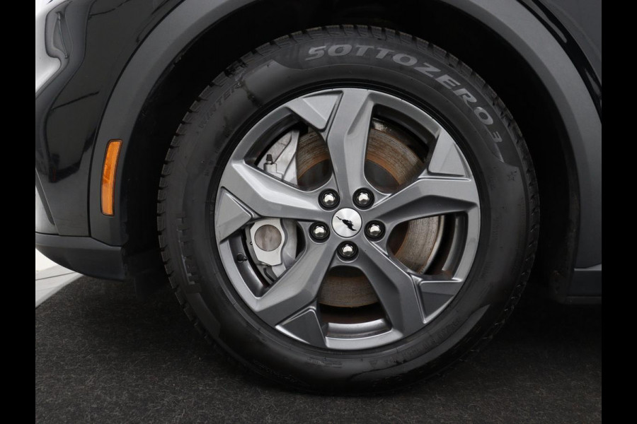 Ford Mustang Mach-E RWD 75 kWh | SOH 93% | Leder | Trekhaak | Stoelverwarming | Adaptive cruise | Carplay | Camera | Stuurverwarming | 18'' | Full LED | Dodehoek detectie | Navigatie