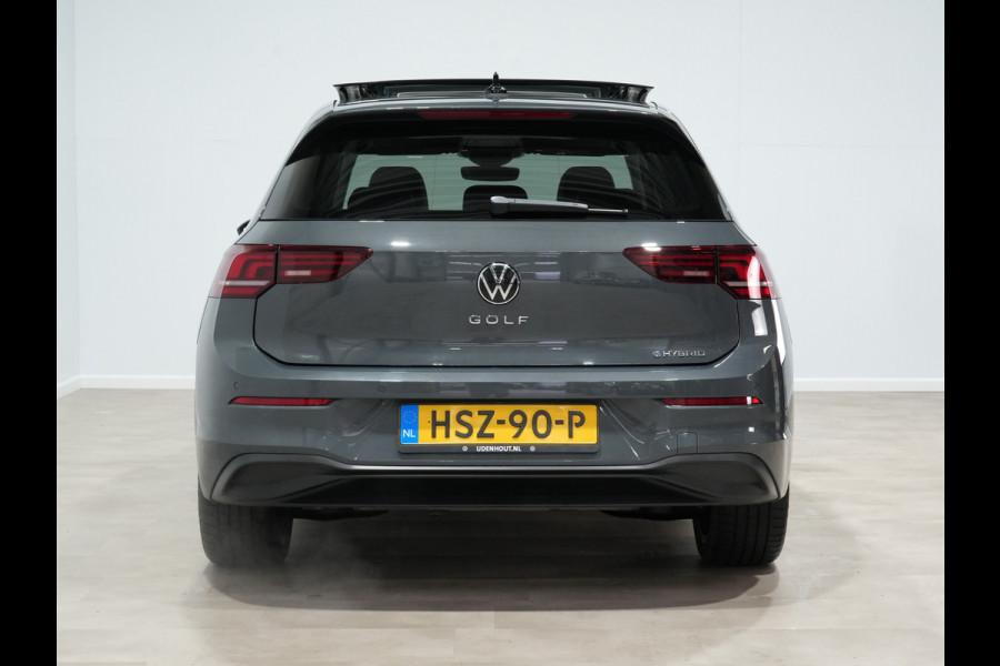 Volkswagen Golf 1.5 eHybrid 204pk Life Edition Panorama Stoel/Stuurverw. Camera 18"velgen Trekhaak