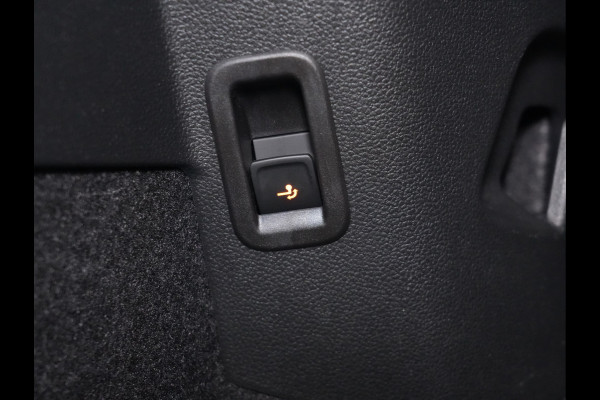 Volkswagen Golf 1.5 eHybrid 204pk Life Edition Panorama Stoel/Stuurverw. Camera 18"velgen Trekhaak