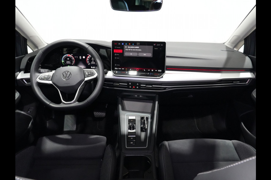 Volkswagen Golf 1.5 eHybrid 204pk Life Edition Panorama Stoel/Stuurverw. Camera 18"velgen Trekhaak