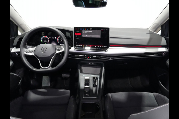 Volkswagen Golf 1.5 eHybrid 204pk Life Edition Panorama Stoel/Stuurverw. Camera 18"velgen Trekhaak