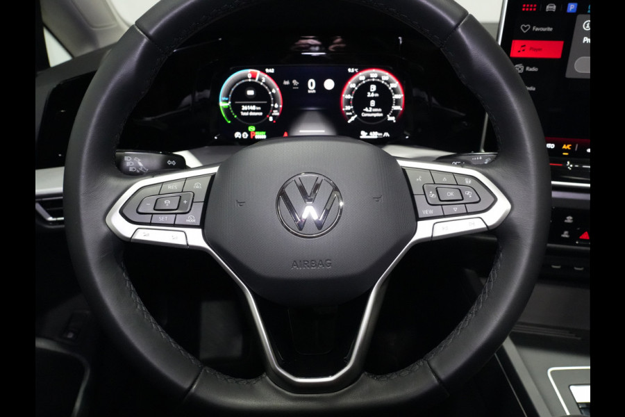 Volkswagen Golf 1.5 eHybrid 204pk Life Edition Panorama Stoel/Stuurverw. Camera 18"velgen Trekhaak