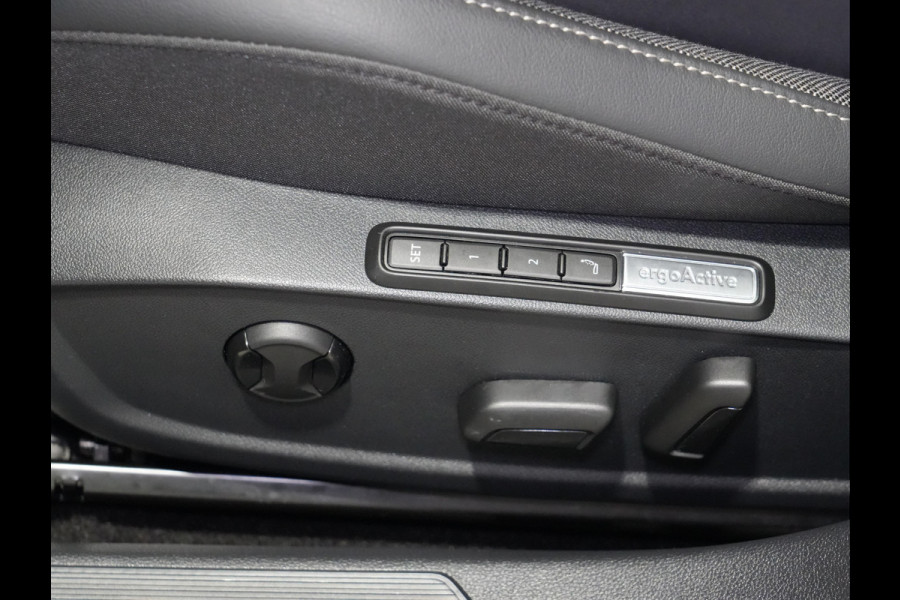 Volkswagen Golf 1.5 eHybrid 204pk Life Edition Panorama Stoel/Stuurverw. Camera 18"velgen Trekhaak