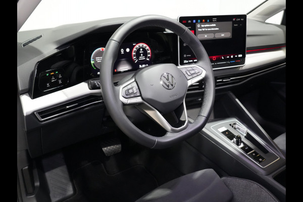 Volkswagen Golf 1.5 eHybrid 204pk Life Edition Panorama Stoel/Stuurverw. Camera 18"velgen Trekhaak