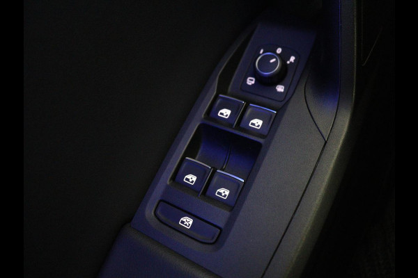 Seat Leon 1.5 eTSI FR Launch Edition | Stoelverwarming | Trekhaak | Adaptive cruise | Camera | Carplay | Sfeerverlichting | Navigatie | Keyless | Dynamic Chassis Control | Full LED