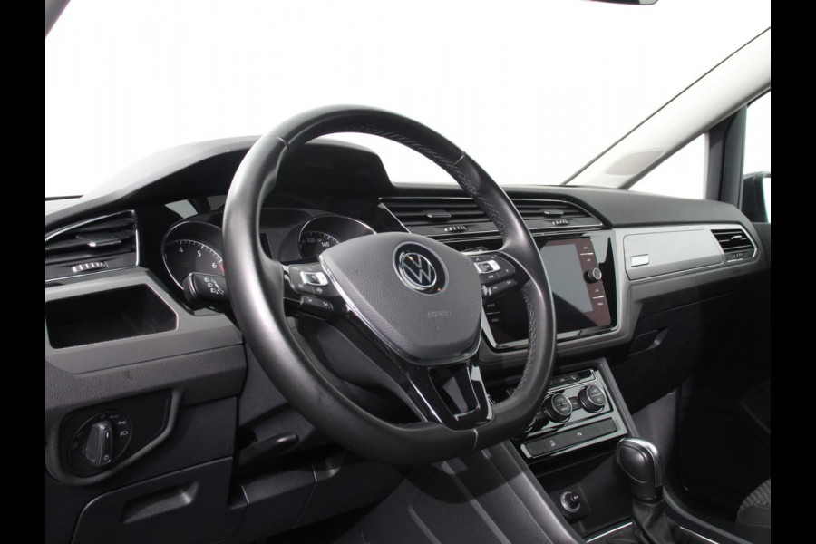 Volkswagen Touran 1.5 TSI 150pk DSG Comfortline Plus 7p | Navigatie | Apple Carplay/Android Auto | Wegklapbare trekhaak | Parkeersensoren | Adaptive Cruise Control | Stoelverwarming | Getinte ramen | Climate Control