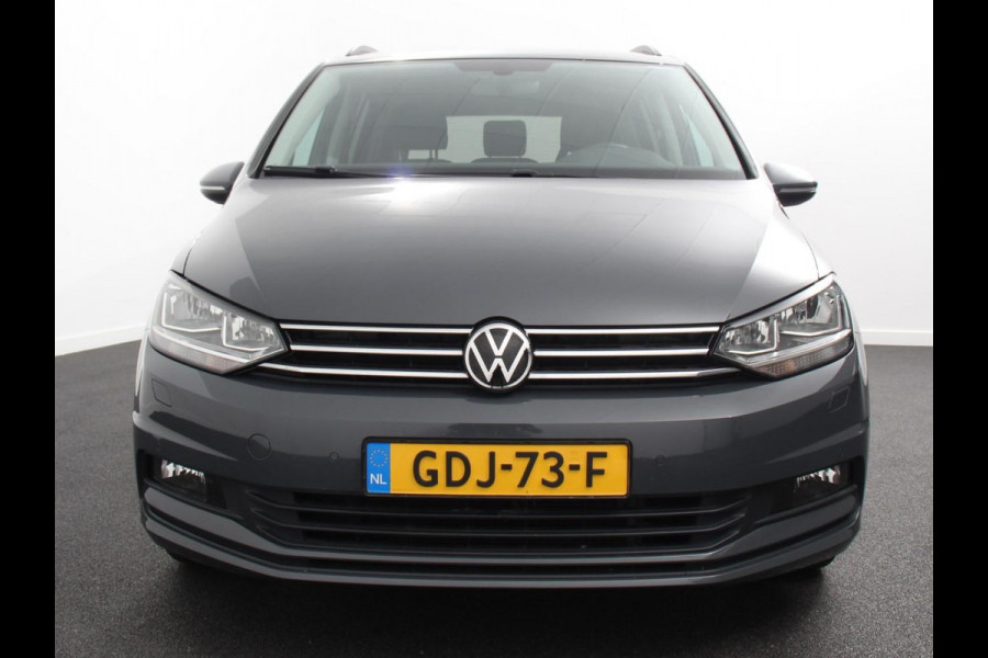 Volkswagen Touran 1.5 TSI 150pk DSG Comfortline Plus 7p | Navigatie | Apple Carplay/Android Auto | Wegklapbare trekhaak | Parkeersensoren | Adaptive Cruise Control | Stoelverwarming | Getinte ramen | Climate Control