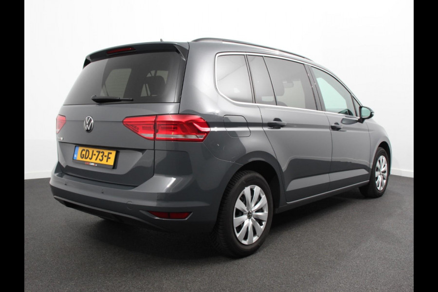 Volkswagen Touran 1.5 TSI 150pk DSG Comfortline Plus 7p | Navigatie | Apple Carplay/Android Auto | Wegklapbare trekhaak | Parkeersensoren | Adaptive Cruise Control | Stoelverwarming | Getinte ramen | Climate Control