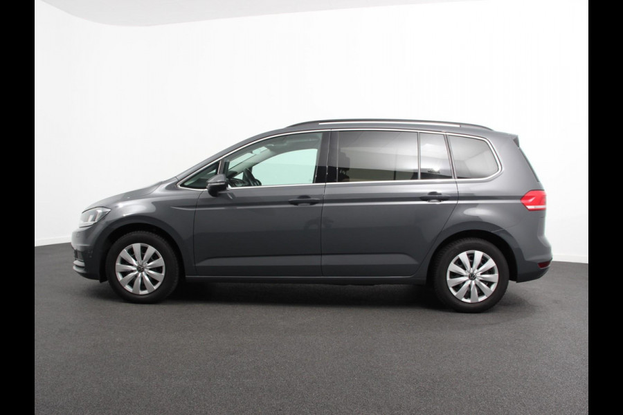 Volkswagen Touran 1.5 TSI 150pk DSG Comfortline Plus 7p | Navigatie | Apple Carplay/Android Auto | Wegklapbare trekhaak | Parkeersensoren | Adaptive Cruise Control | Stoelverwarming | Getinte ramen | Climate Control