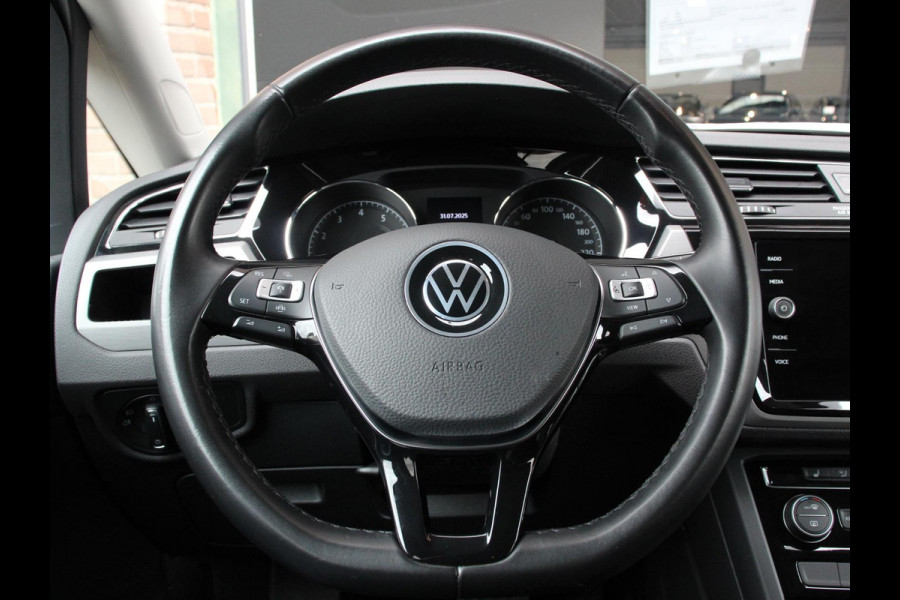 Volkswagen Touran 1.5 TSI 150pk DSG Comfortline Plus 7p | Navigatie | Apple Carplay/Android Auto | Wegklapbare trekhaak | Parkeersensoren | Adaptive Cruise Control | Stoelverwarming | Getinte ramen | Climate Control