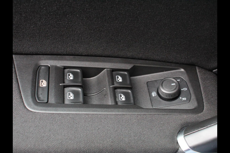 Volkswagen Touran 1.5 TSI 150pk DSG Comfortline Plus 7p | Navigatie | Apple Carplay/Android Auto | Wegklapbare trekhaak | Parkeersensoren | Adaptive Cruise Control | Stoelverwarming | Getinte ramen | Climate Control