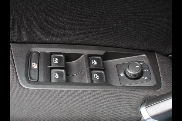 Volkswagen Touran 1.5 TSI 150pk DSG Comfortline Plus 7p | Navigatie | Apple Carplay/Android Auto | Wegklapbare trekhaak | Parkeersensoren | Adaptive Cruise Control | Stoelverwarming | Getinte ramen | Climate Control