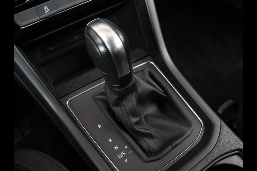 Volkswagen Touran 1.5 TSI 150pk DSG Comfortline Plus 7p | Navigatie | Apple Carplay/Android Auto | Wegklapbare trekhaak | Parkeersensoren | Adaptive Cruise Control | Stoelverwarming | Getinte ramen | Climate Control