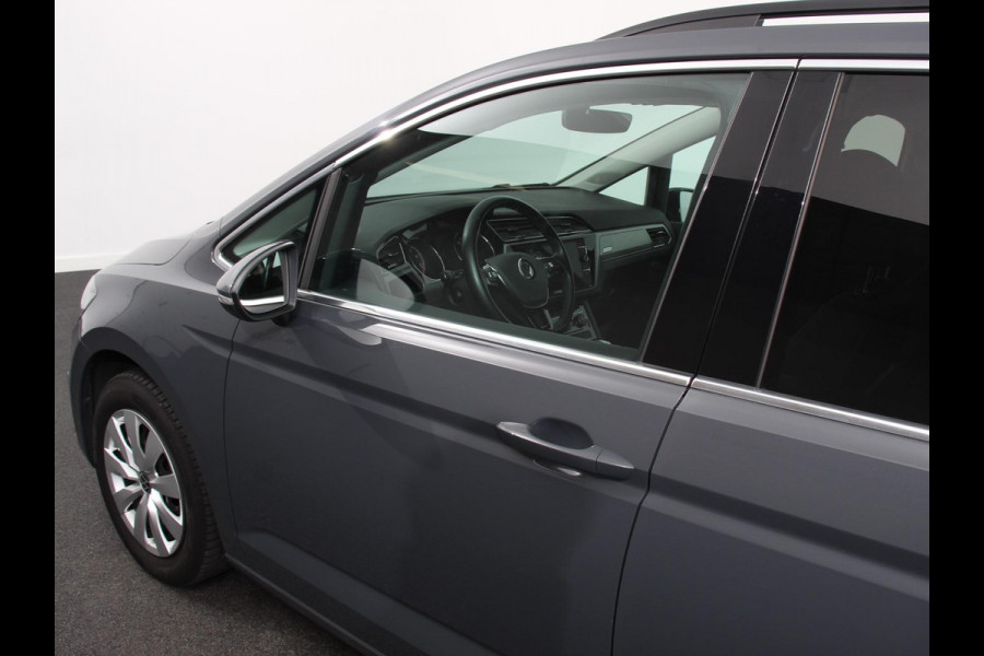 Volkswagen Touran 1.5 TSI 150pk DSG Comfortline Plus 7p | Navigatie | Apple Carplay/Android Auto | Wegklapbare trekhaak | Parkeersensoren | Adaptive Cruise Control | Stoelverwarming | Getinte ramen | Climate Control
