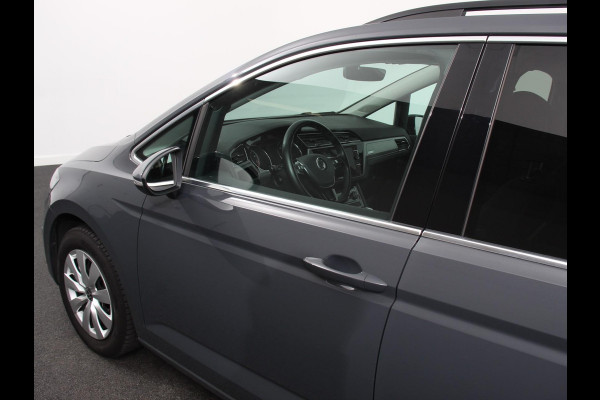 Volkswagen Touran 1.5 TSI 150pk DSG Comfortline Plus 7p | Navigatie | Apple Carplay/Android Auto | Wegklapbare trekhaak | Parkeersensoren | Adaptive Cruise Control | Stoelverwarming | Getinte ramen | Climate Control
