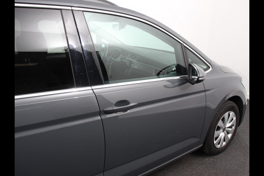 Volkswagen Touran 1.5 TSI 150pk DSG Comfortline Plus 7p | Navigatie | Apple Carplay/Android Auto | Wegklapbare trekhaak | Parkeersensoren | Adaptive Cruise Control | Stoelverwarming | Getinte ramen | Climate Control