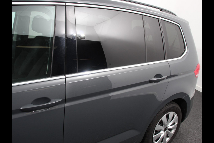 Volkswagen Touran 1.5 TSI 150pk DSG Comfortline Plus 7p | Navigatie | Apple Carplay/Android Auto | Wegklapbare trekhaak | Parkeersensoren | Adaptive Cruise Control | Stoelverwarming | Getinte ramen | Climate Control