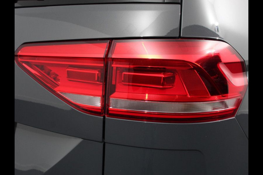 Volkswagen Touran 1.5 TSI 150pk DSG Comfortline Plus 7p | Navigatie | Apple Carplay/Android Auto | Wegklapbare trekhaak | Parkeersensoren | Adaptive Cruise Control | Stoelverwarming | Getinte ramen | Climate Control