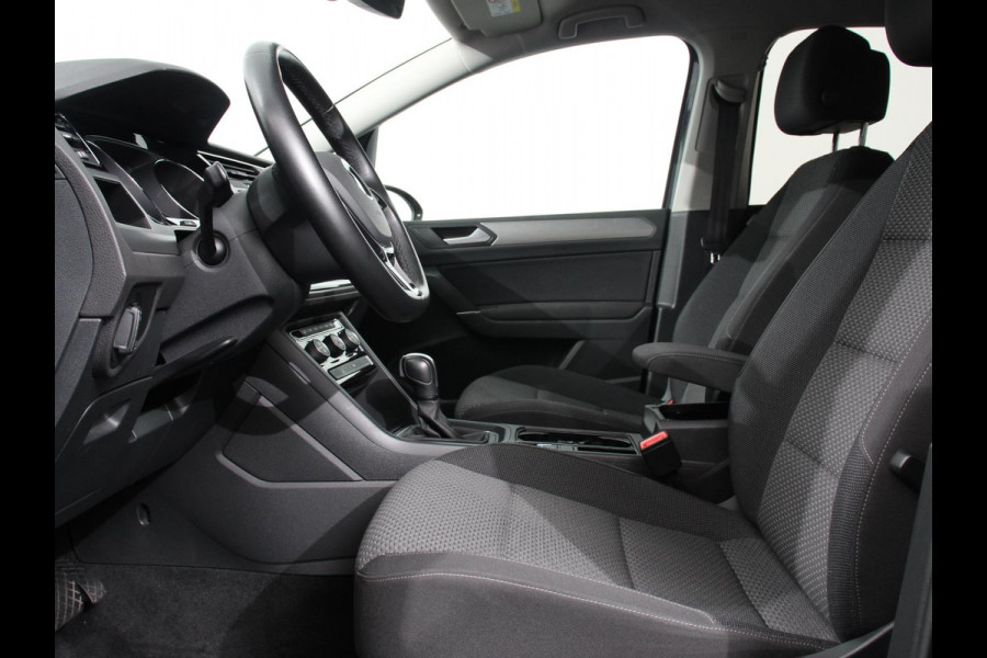 Volkswagen Touran 1.5 TSI 150pk DSG Comfortline Plus 7p | Navigatie | Apple Carplay/Android Auto | Wegklapbare trekhaak | Parkeersensoren | Adaptive Cruise Control | Stoelverwarming | Getinte ramen | Climate Control