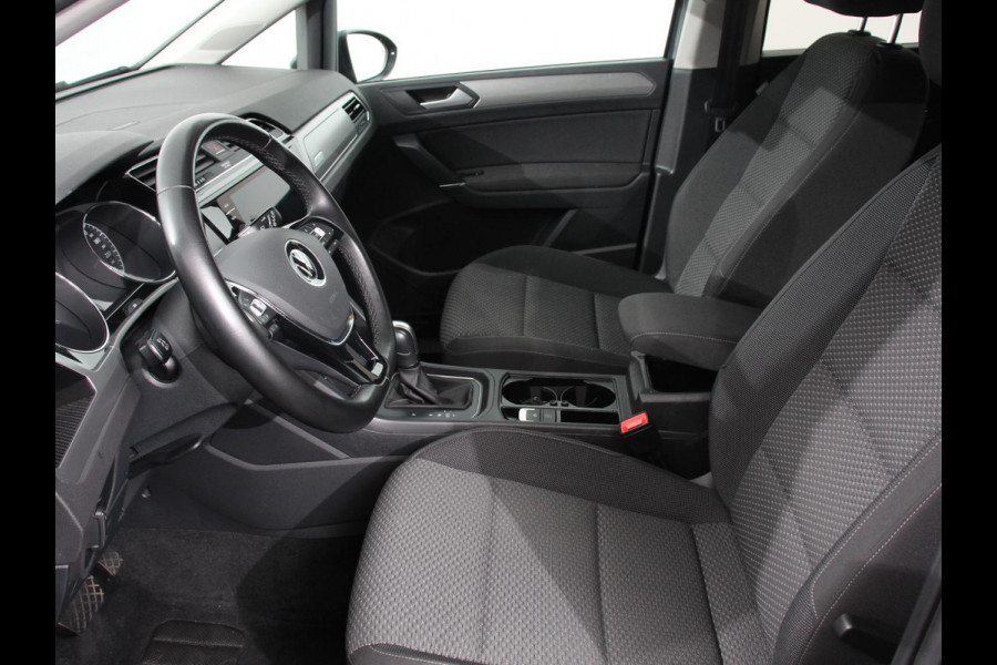Volkswagen Touran 1.5 TSI 150pk DSG Comfortline Plus 7p | Navigatie | Apple Carplay/Android Auto | Wegklapbare trekhaak | Parkeersensoren | Adaptive Cruise Control | Stoelverwarming | Getinte ramen | Climate Control
