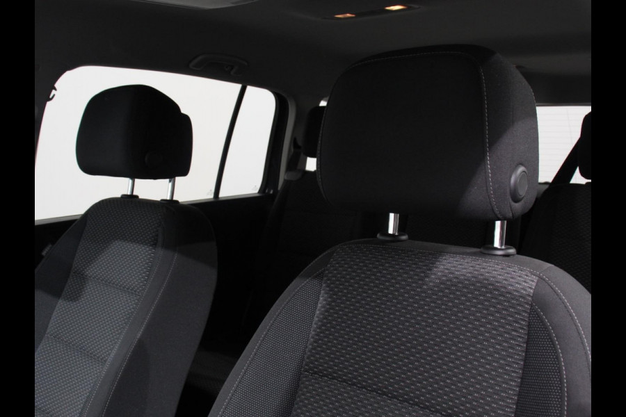 Volkswagen Touran 1.5 TSI 150pk DSG Comfortline Plus 7p | Navigatie | Apple Carplay/Android Auto | Wegklapbare trekhaak | Parkeersensoren | Adaptive Cruise Control | Stoelverwarming | Getinte ramen | Climate Control