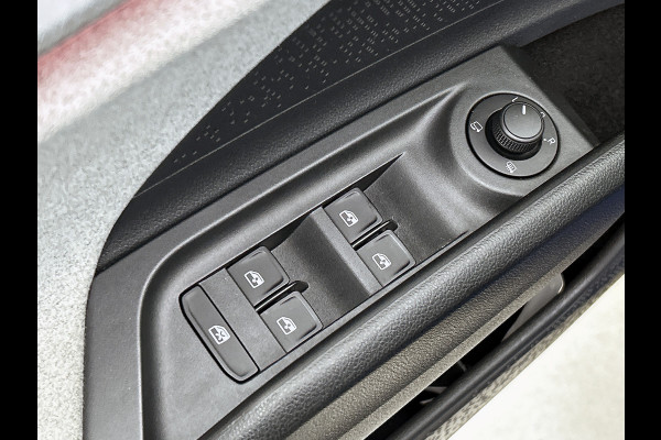 Škoda ENYAQ iV 80 / 204PK / 82KWh Lounge / Navigatie /  Pdc+Camera / 1/2 Leder / Carlpay-Android / Airco-ecc./ Xenon / Apk Nieuw