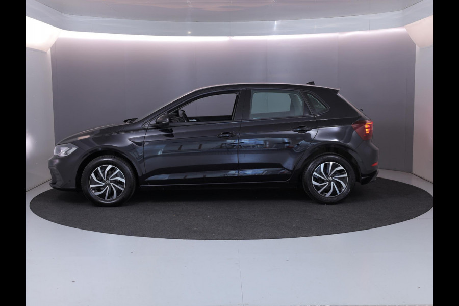 Volkswagen Polo 1.0 TSI Life 95 PK | Navigatie via app | Parkeersensoren voor en achter | LM velgen |